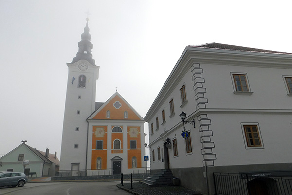 Blick auf die Kirche und das Museum in Semič