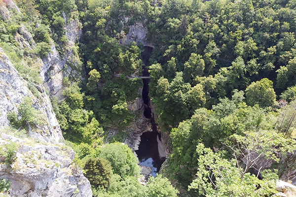 Tief unten fließt die Reka