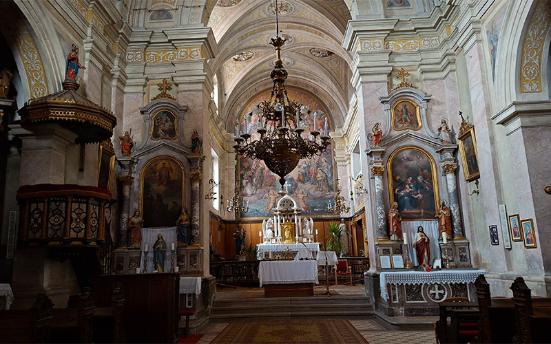 Blick auf die barocke Pracht im Inneren der Nonnenkirche von Škofja Loka