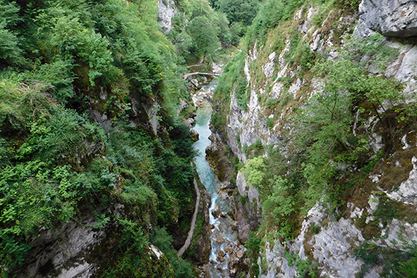 Flüsschen, Wasserfälle und das Rauschen des Wassers