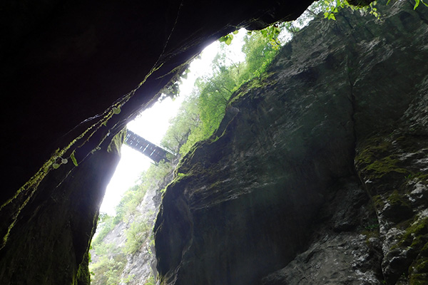 Hoch oben sieht man die Teufelsbrücke