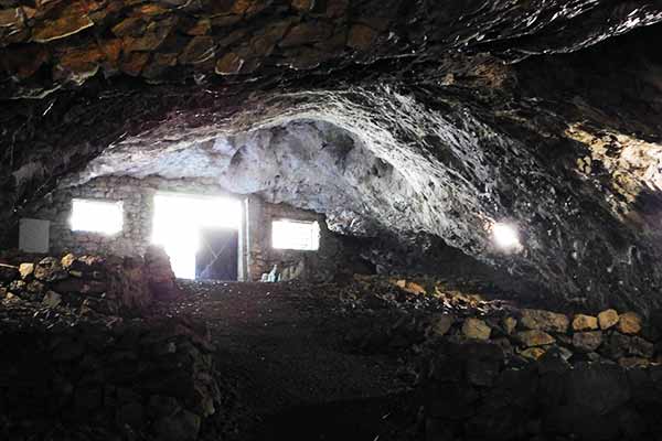 Blick zurück zum Eingang der Höhle