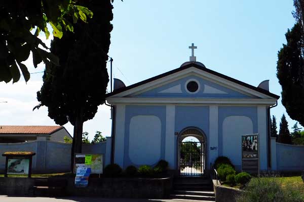 Der Eingang zum Friedhof und zum Museum