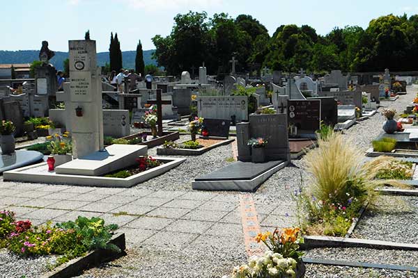 Die perverse Grendzziehung mitten durch den Friedhof