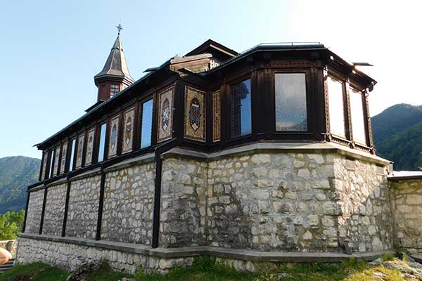 Die Länderwappen aller Länder, die zur Österr.-Ungar. Monarchie gehörten, sind an der Außenwand der Kirche zu sehen