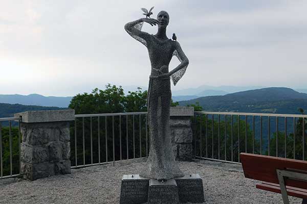 Die Skulptur vor der Wallfahrtskirche