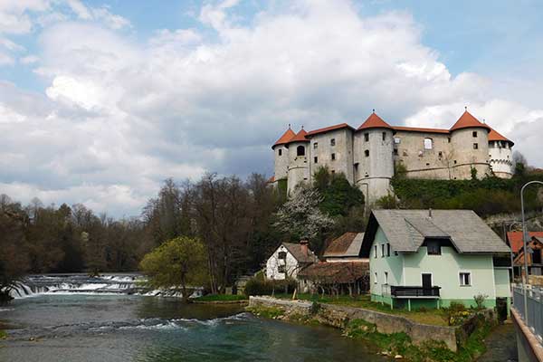 Burg Žužemberk thront am Hügel über der Krka