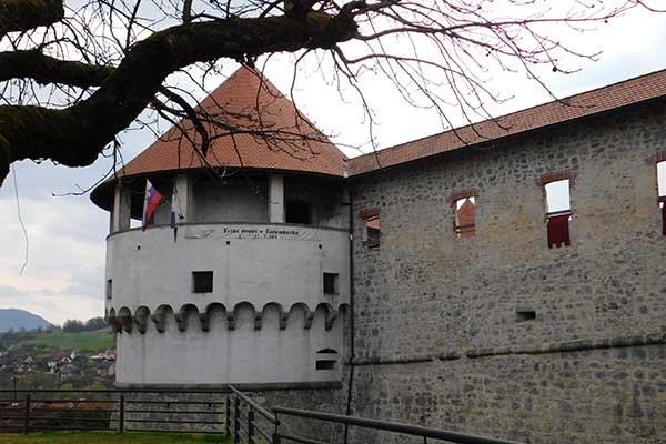 Blick auf einen Burgturm