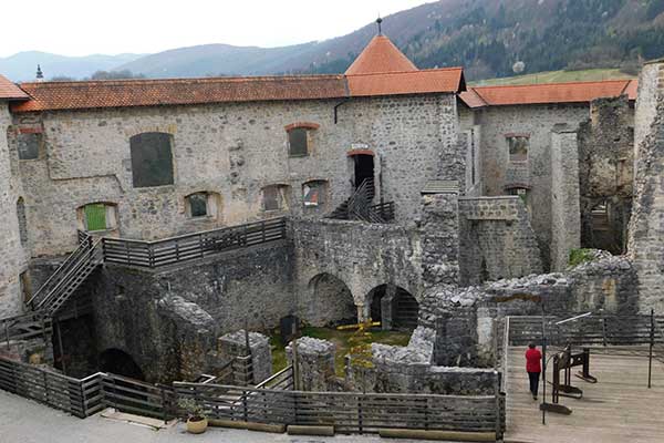 Blick in den Hof der Burg