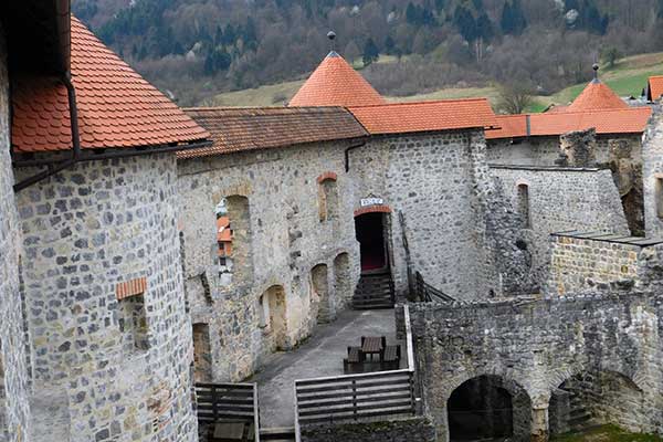 Blick vom Turm in den Burghof