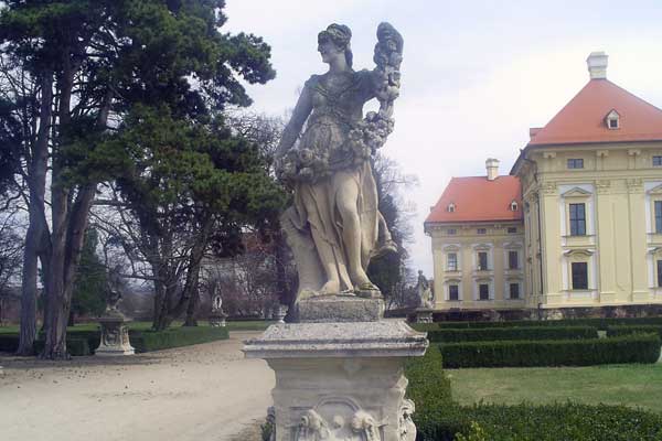 Im Garten von Schloss Austerlitz