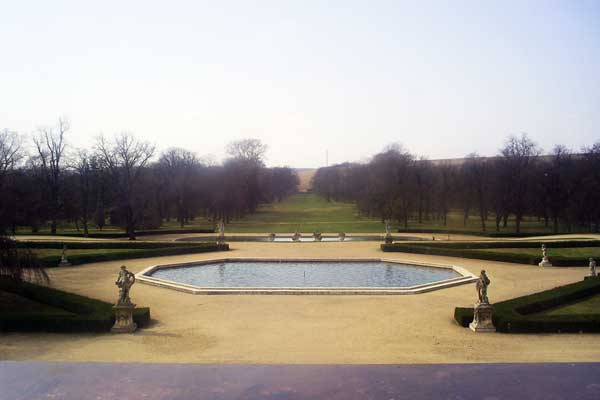 Blick vom Schloss in den Garten