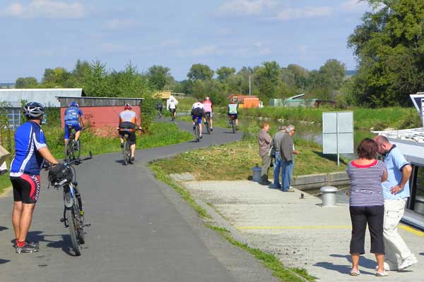 An der Einstiegsstelle führt auch ein Radweg vorbei