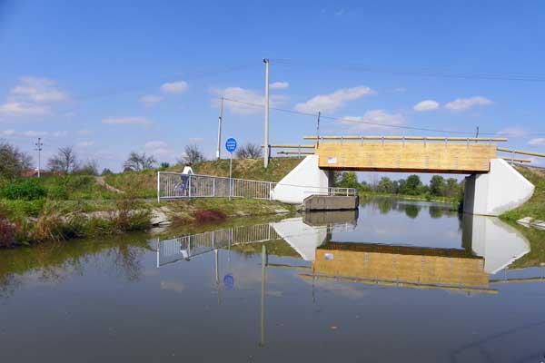 Schiffsfahrt am Baťa-Kanal