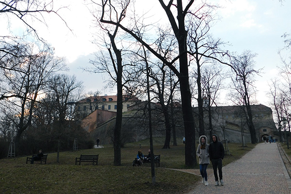 Der Weg zur Burg von der Husova Straße aus