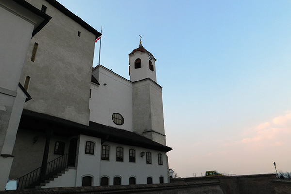 Blick zur Kirche der Burg