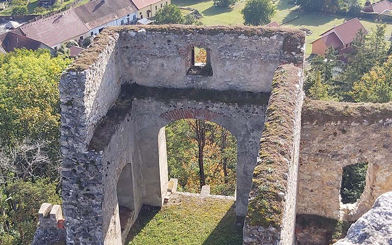 Blick auf ein Tor der Burg