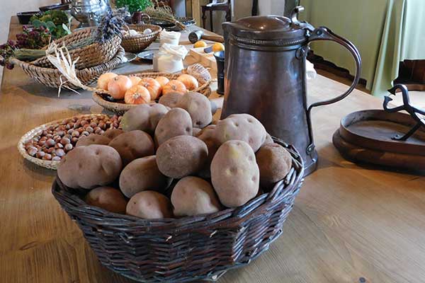 Die bramborový erinnern daran, dass auf Burg Rosenstein zum ersten Mal in Tschechien Kartoffel gegessen wurden