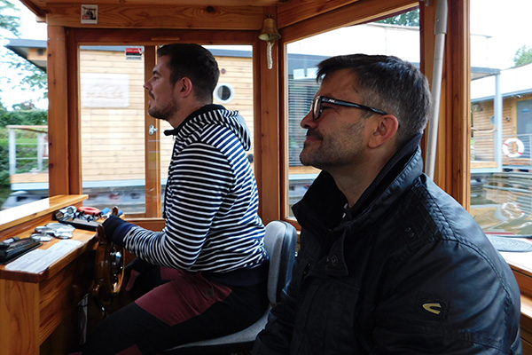 Unsere Bootrundfahrt mit dem Besitzer des Cafés Vlnna