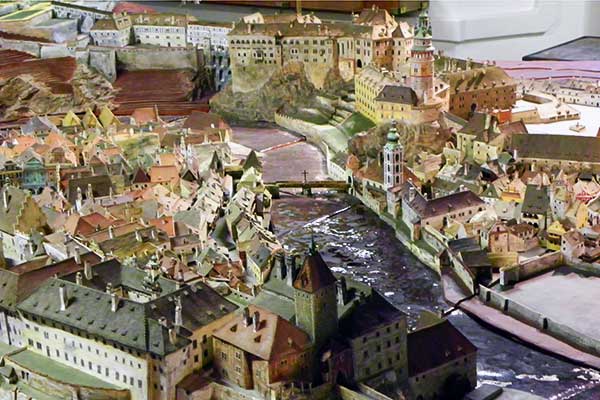 Blick auf das Keramikmodell von Český Krumlov im Regionalmuseum 