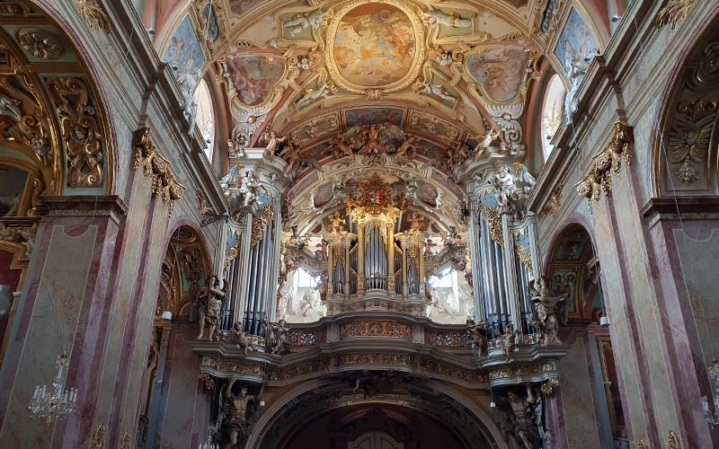 Blick zur Orgel der Kirche