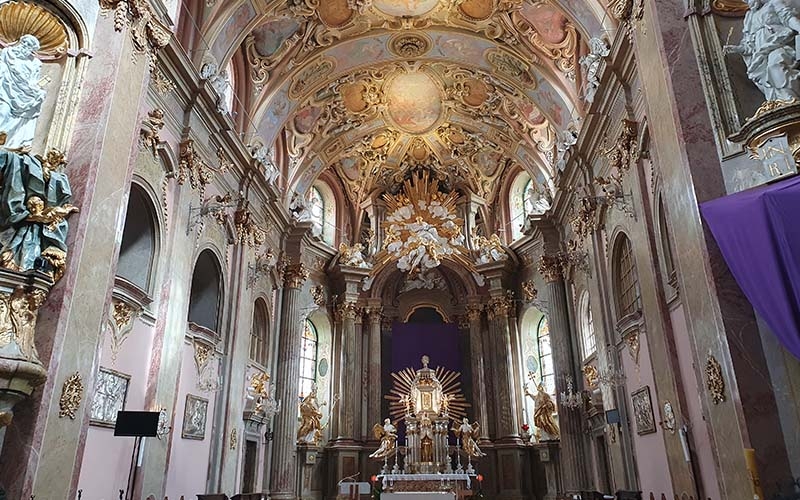 Blick in den Kirchenraum