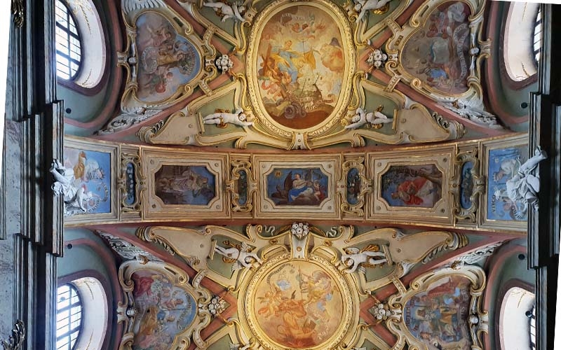 Blick zur Decke der Basilika