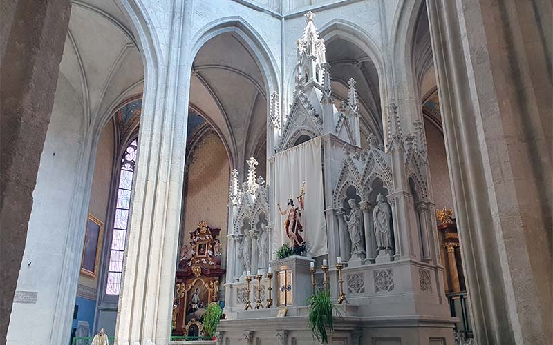 Blick zum Hochaltar der Bartholomäuskirche