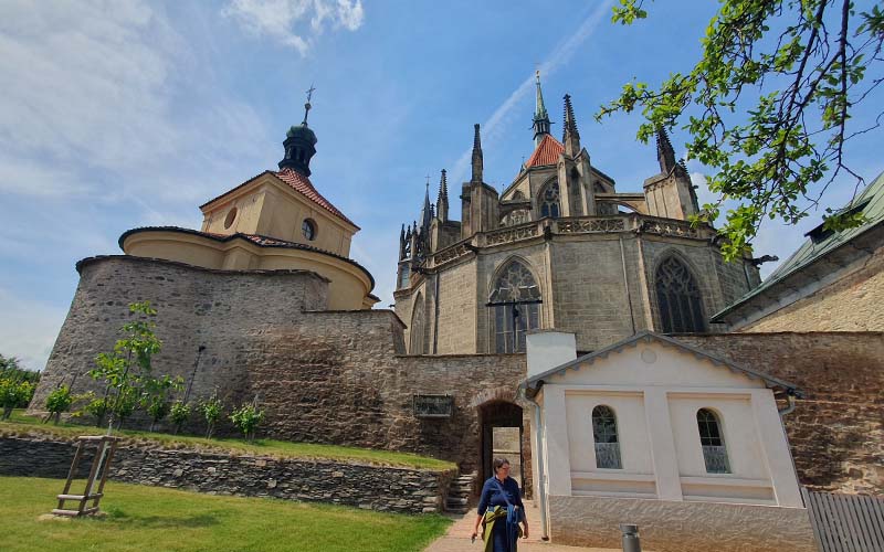 Beinhaus und Kathedrale vom Pfarrgarten aus