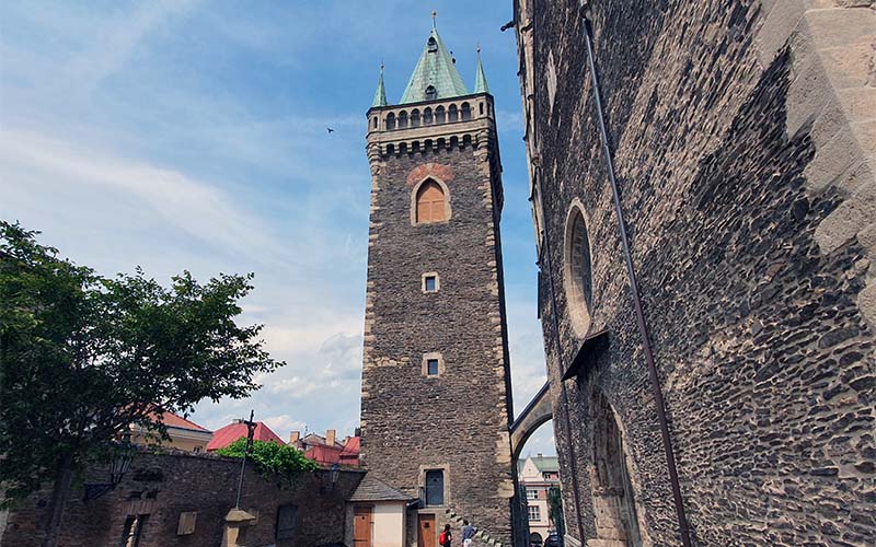 Der Glockenturm der Kirche
