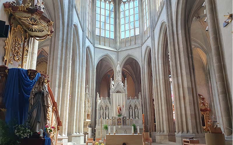 Blick zum Hochaltar in der Bartholomäuskirche in Kolín