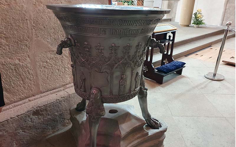 Das Taufbecken in der Bartholomäuskirche in Kolín