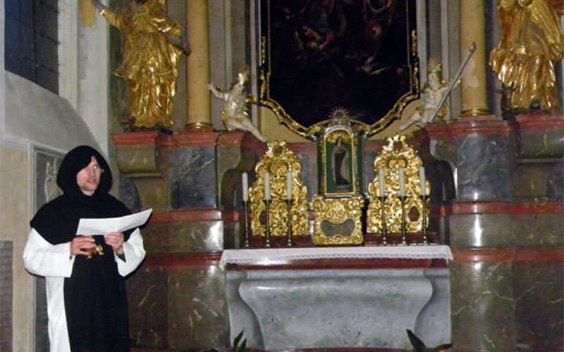 Bei der Führung in der Kathedrale Mariä Himmelfahrt in Sedlec