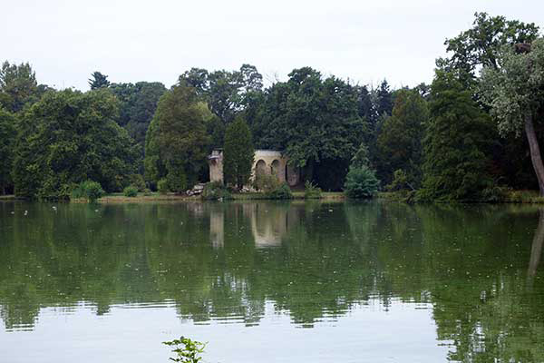 Das Aquädukt im Park von Lednice 