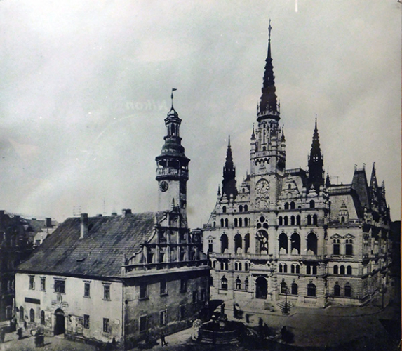 Eine Zeitlang standen altes und neues Rathaus gleichzeitig am Hauptplatz 