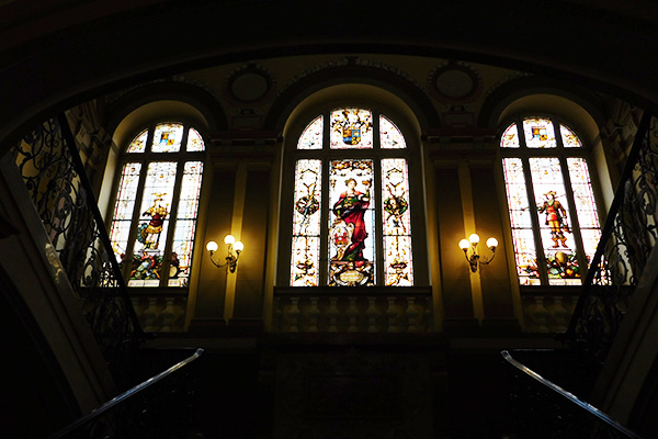 Wunderschöne Fenster im Rathaus von Liberec 