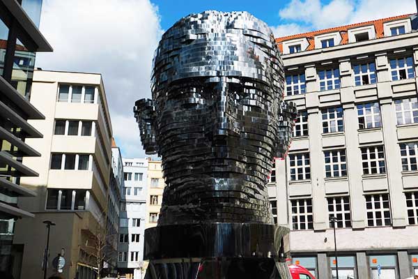 Der Kafka-Kopf in Prag 