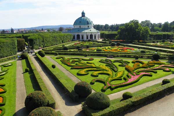 Blick zur Rotunde und auf die Gärten von Kremsier 