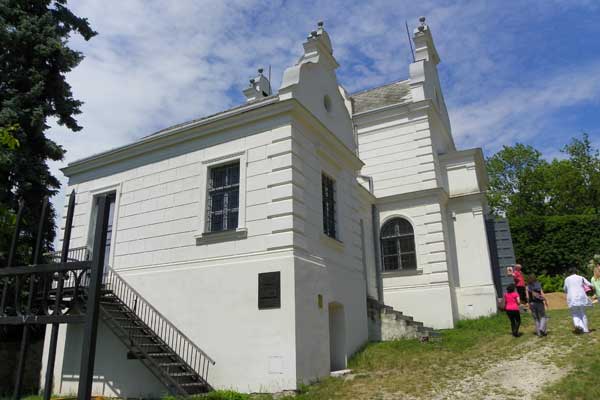 Die Zeremonienhalle am Jüdischen Friedhof von Mikulov 