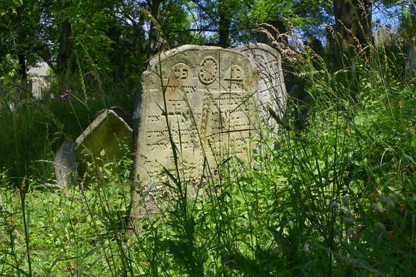 Am Jüdischen Friedhof von Mikulov 