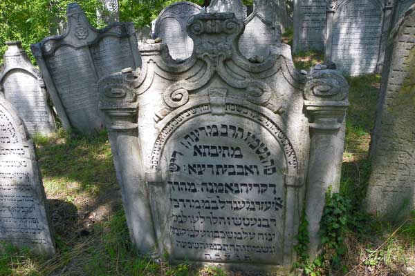 Am Jüdischen Friedhof von Mikulov