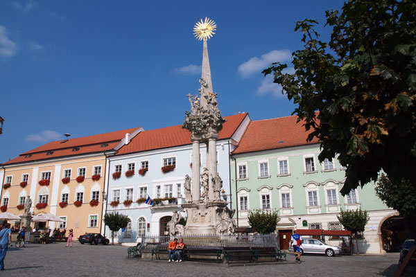 Die Pestsäule am Hauptplatz von Mikulov 