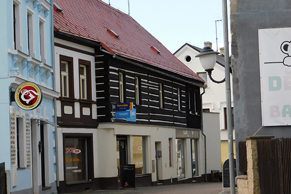 Ein typisches "Umlaufhaus" in Nový Bor