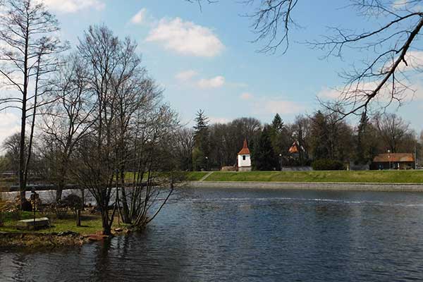 Blick auf die kleine Kirche im Pietätpark von Písek