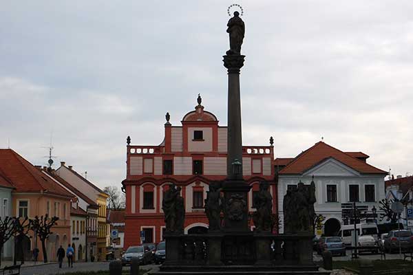 Die Marienstatue und die Stadtbibliothek am Kleinen Platz in Písek