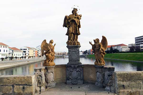 Der Heilige Nepomuk schützt die Steinerne Brücke in Písek