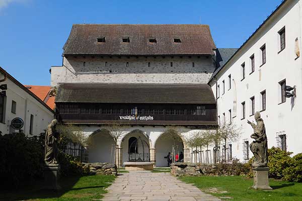 Blick auf das Práchiner Museum im Hof des Rathauses