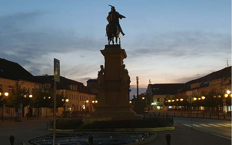 Das Denkmal von Jiří z Poděbrad, dahinter klein die Mariensäule