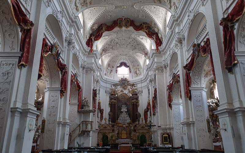 Im Inneren der Barockkirche Maria Himmelfahrt in Polná