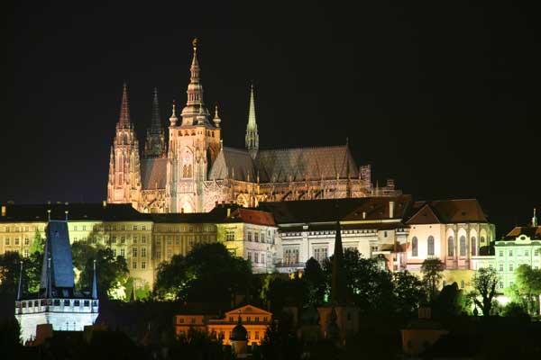 Blick auf den St. Veitsdom und die Burg bei Nacht